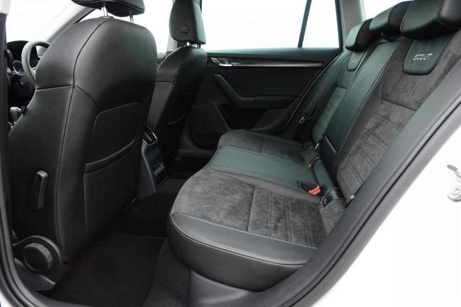 Интерьер Skoda Octavia Scout 2017 года  (UK) (фото 9 из 12)